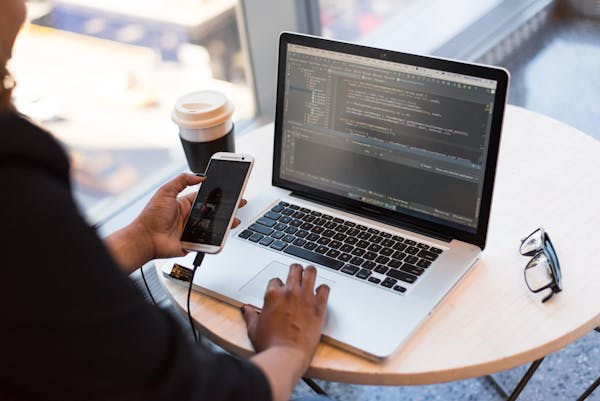 تطوير التطبيقات وفق تقنيات حديثة