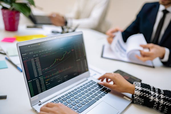 أدوات وتقنيات مواقع وتطبيقات الاستثمار